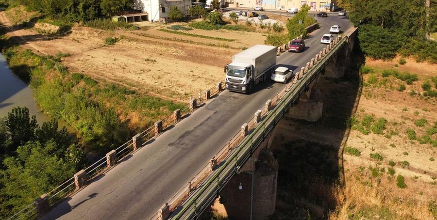 
	I mezzi pesanti attraversano il ponte dell'Elsa&nbsp;

