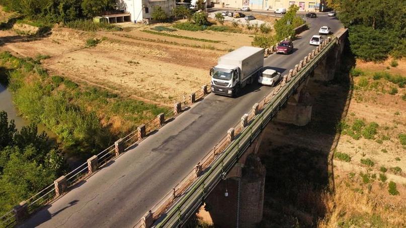 I mezzi pesanti attraversano il ponte dell'Elsa 