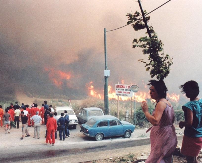 Una foto dell'incendio che devastò la campagna di Tempio e che costò la vita a nove persone