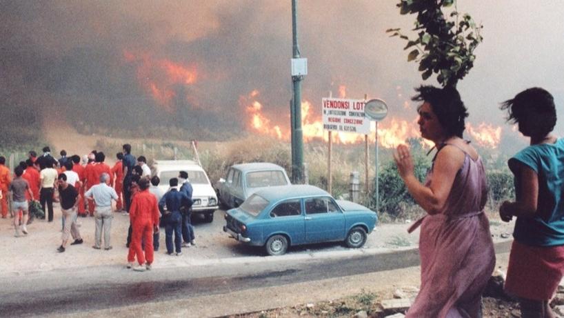 Una foto dell'incendio che devastò la campagna di Tempio e che costò la vita a nove persone