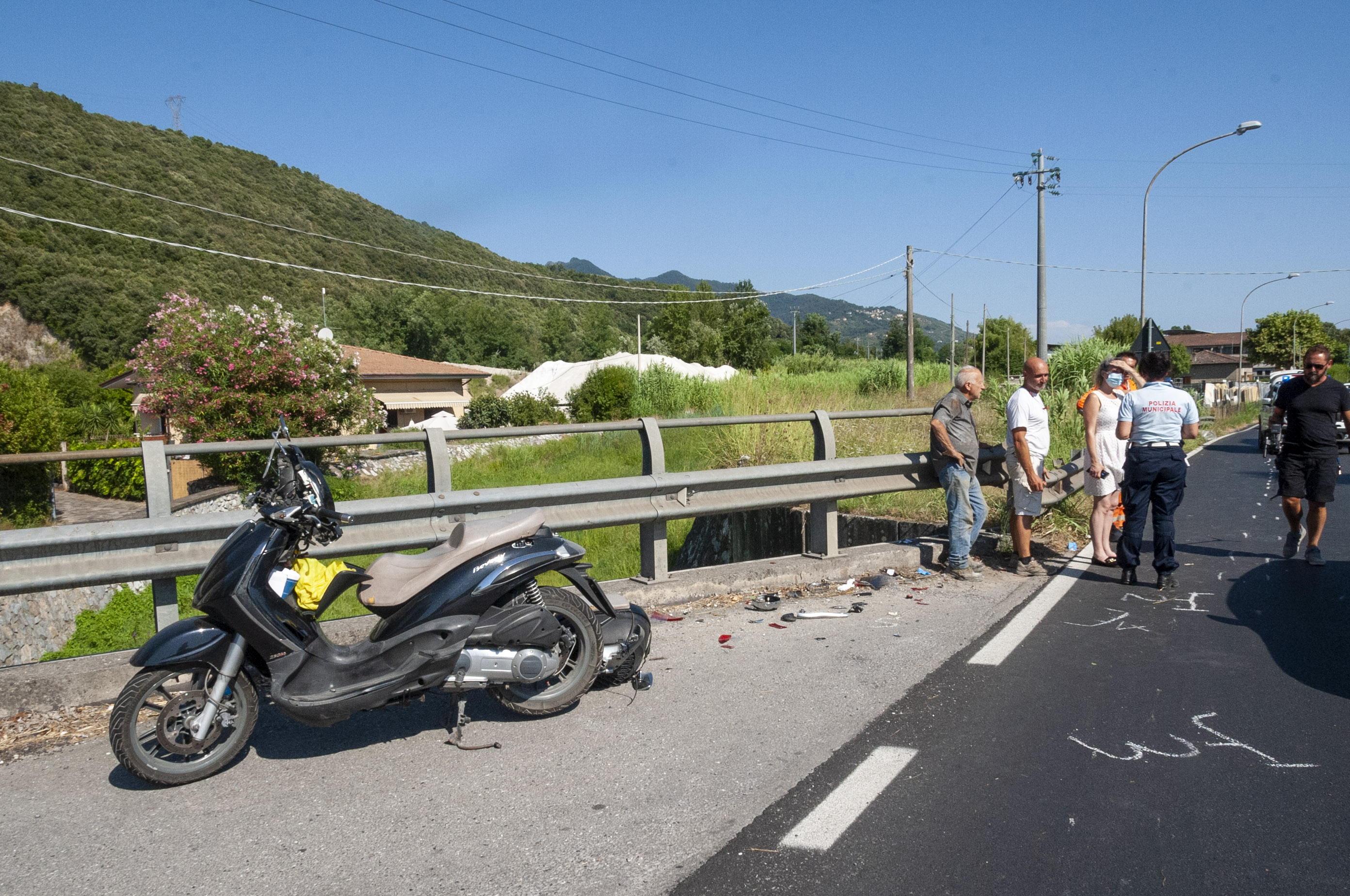 Pietrasanta, con lo scooter contro l’auto sull'Aurelia: gravissima a 32 anni