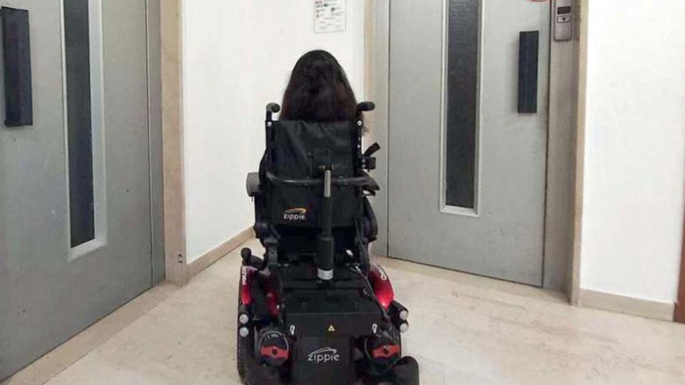 Prigioniera dell’ascensore «Ci scusiamo per lo stop, adesso è funzionante»