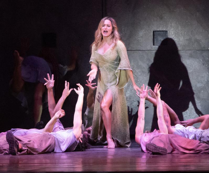 “Notre Dame de Paris”: standing ovation in piazza Ariostea 