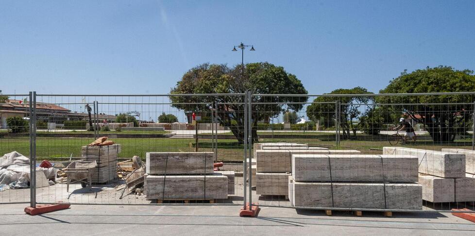 Viareggio, transenne e panchine ancora accatastate: «Terrazza della Repubblica, così non va» 