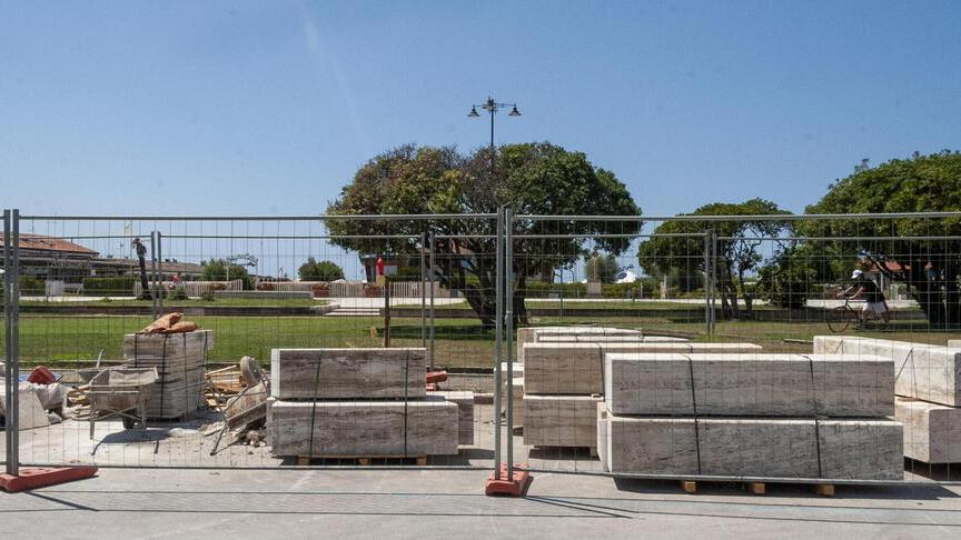 Viareggio, transenne e panchine ancora accatastate: «Terrazza della Repubblica, così non va»