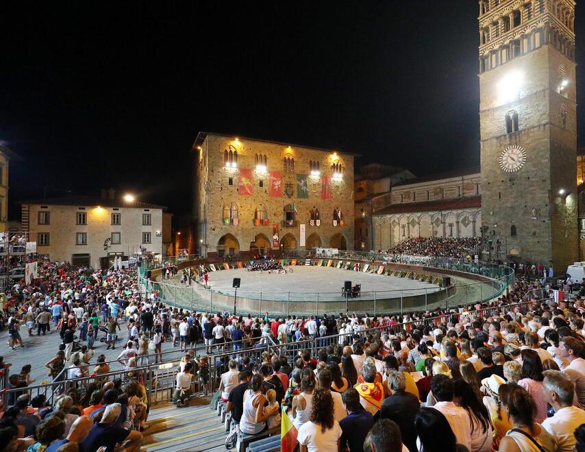 Freccia finta sul pubblico ed è polemica alla Giostra