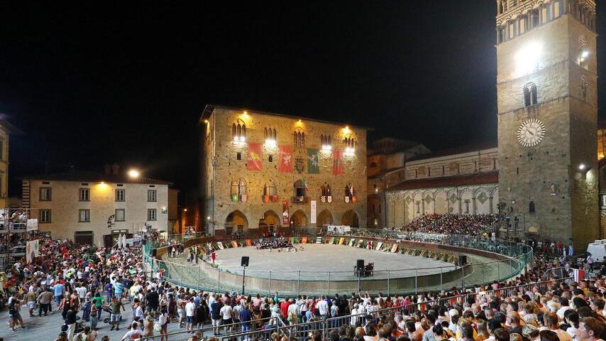 Freccia finta sul pubblico ed è polemica alla Giostra