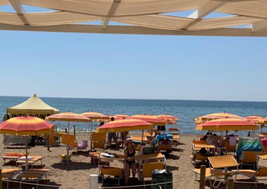 Spiaggia per cani, si torna al passato: via libera al noleggio di ombrelloni