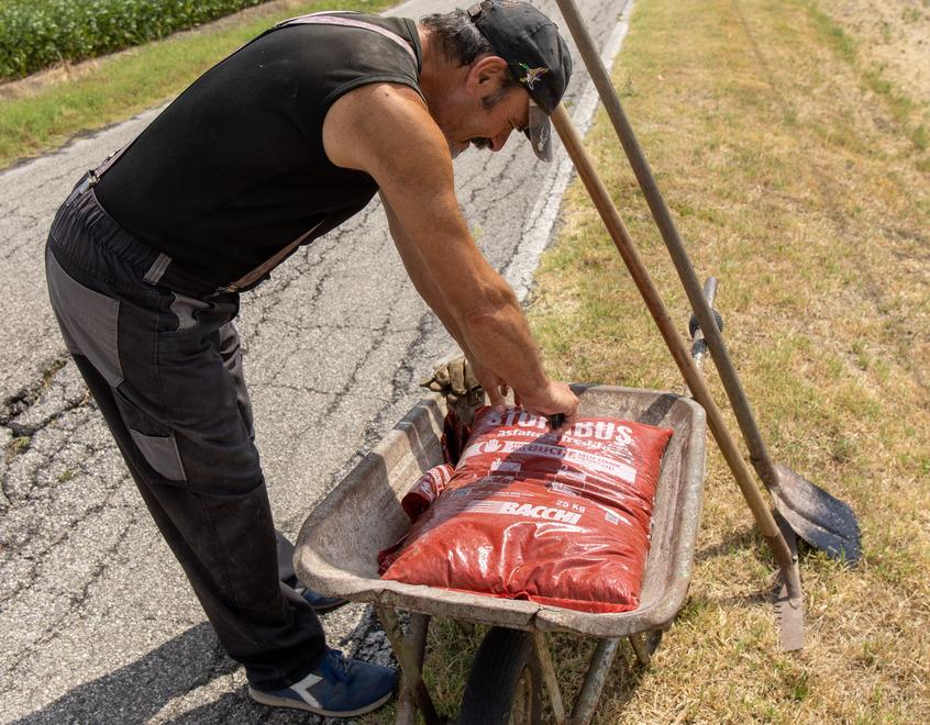 Brazzolo, strada dissestata: la asfaltano i residenti