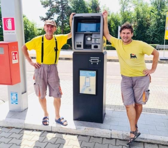 La colonnina automatica del distributore parla in dialetto reggiano
