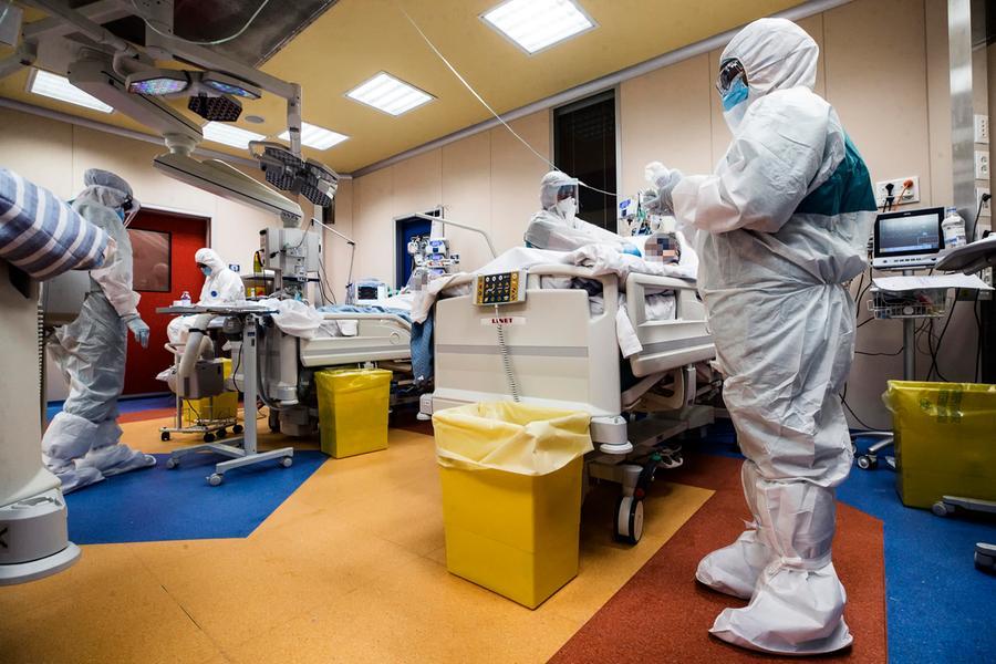 Covid, un morto e oltre 400 positivi