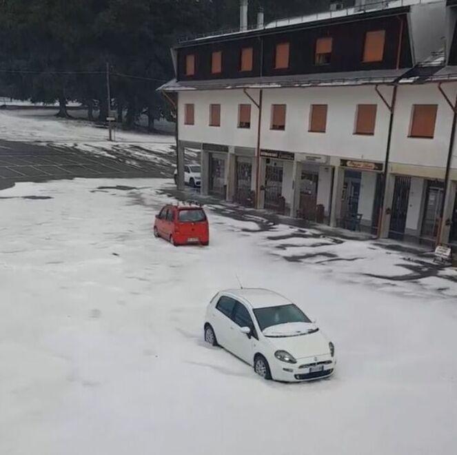 Meteo pazzo in Appennino Modenese: la grandine “imbianca” le Piane di Mocogno