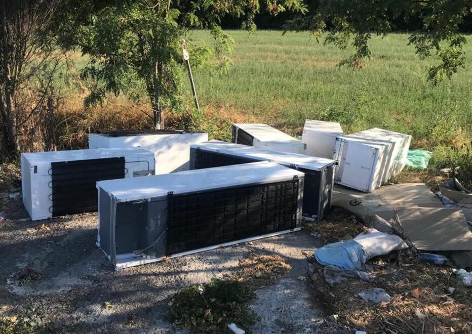 Castelvetro. Vergognoso cimitero dei frigoriferi «Ora metteremo le fototrappole»