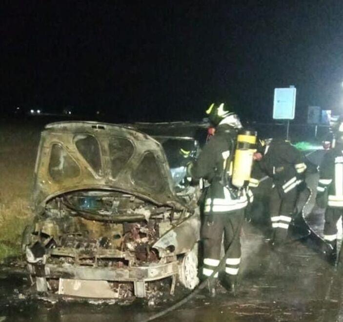 Mirandola Auto a fuoco nella notte in viale Europa 