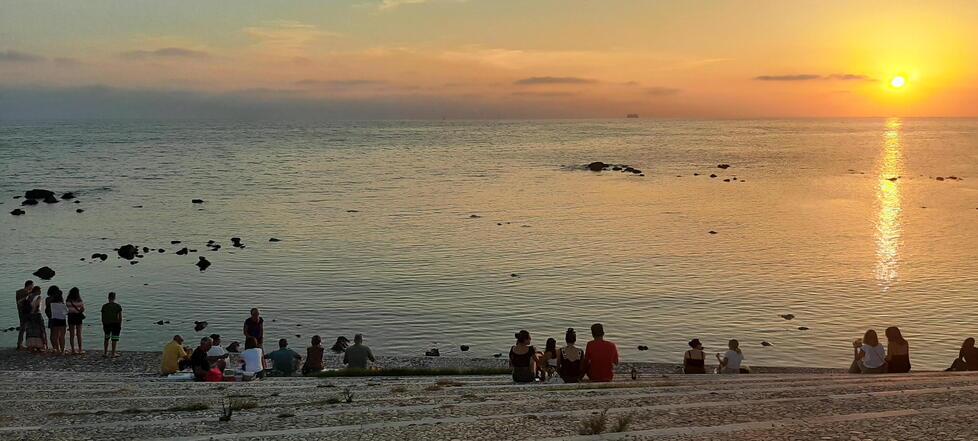 Alla Scalinata di Antignano “apre” il primo locale virtuale col saluto al sole