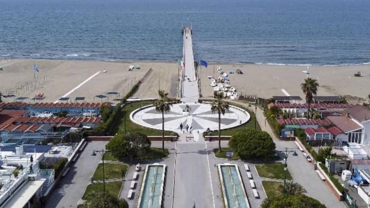 Forte dei Marmi, non si trovano agenti e steward: naufraga il progetto sicurezza in spiaggia