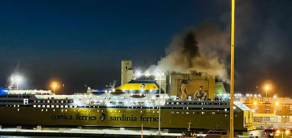 Una nave in porto nella sera di mercoledi 27 luglio in attesa della partenza