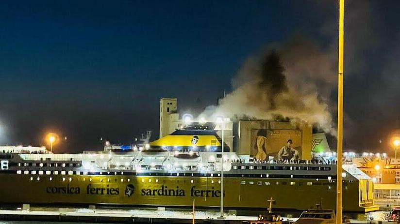 Una nave in porto nella sera di mercoledi 27 luglio in attesa della partenza