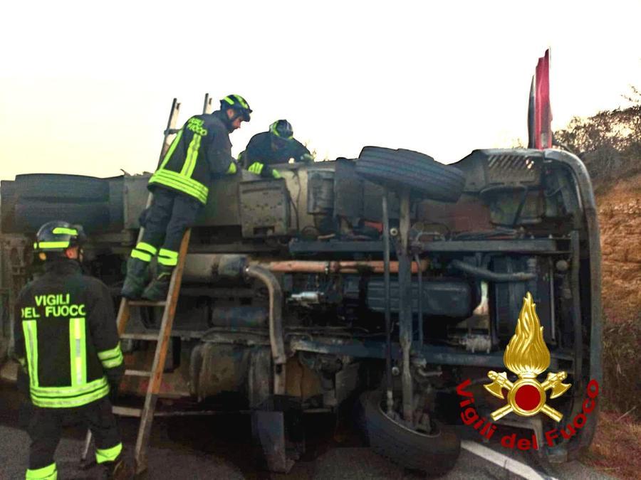 Auto contro camion sulla 125: il mezzo pesante si ribalta