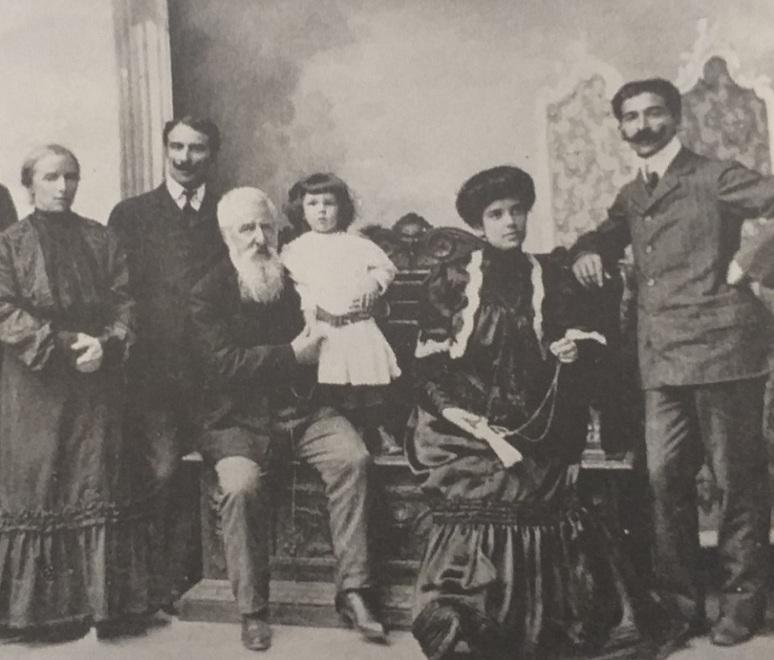 Il particolare di uno scatto in famiglia nel 1906 a Firenze Uberto è il secondo da sinistra, il padre Rodolfo è seduto al centro con il nipote