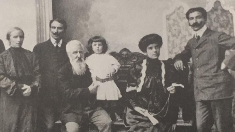 Il particolare di uno scatto in famiglia nel 1906 a Firenze Uberto è il secondo da sinistra, il padre Rodolfo è seduto al centro con il nipote