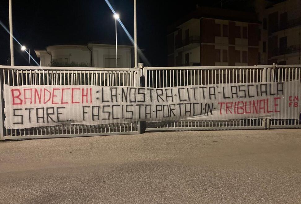 Lo striscione dei tifosi