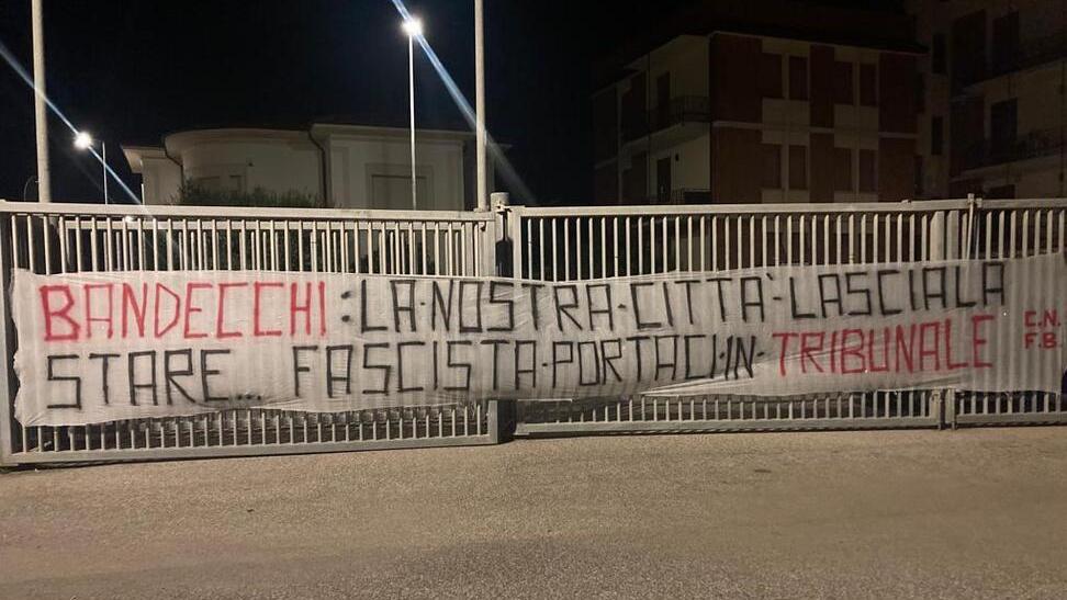 Lo striscione dei tifosi