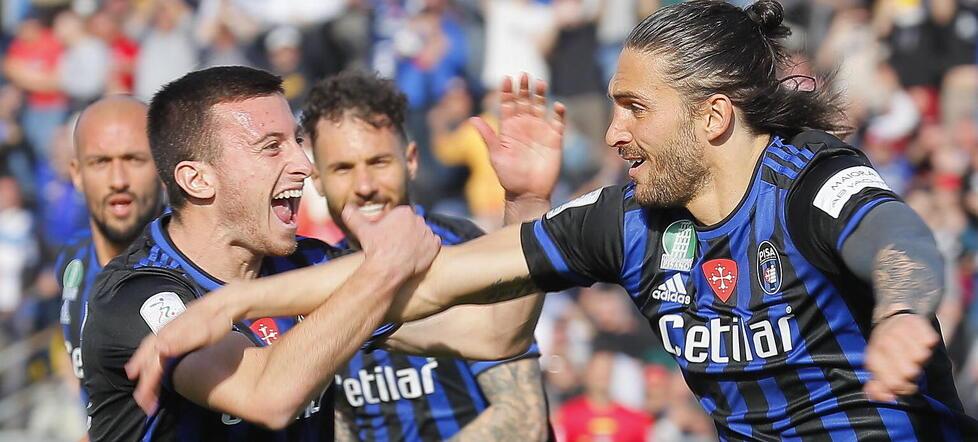 Ernesto Torregrossa dopo uno degli 8 gol realizzati con la maglia nerazzurra