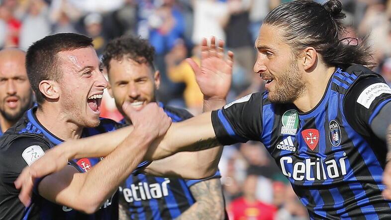 Ernesto Torregrossa dopo uno degli 8 gol realizzati con la maglia nerazzurra