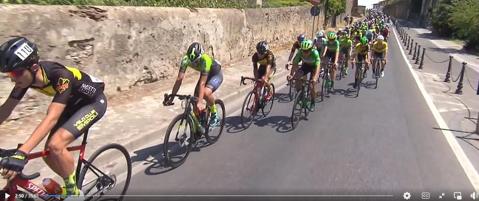 Una gara di ciclismo juniores