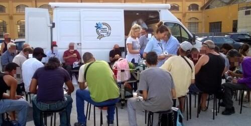 Uno dei tanti momenti di assistenza ai meno abbienti organizzati dalla associazione “Raggi di speranza in stazione"