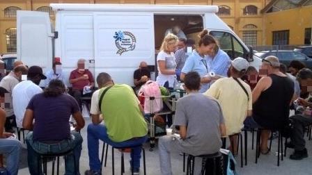 Uno dei tanti momenti di assistenza ai meno abbienti organizzati dalla associazione “Raggi di speranza in stazione"