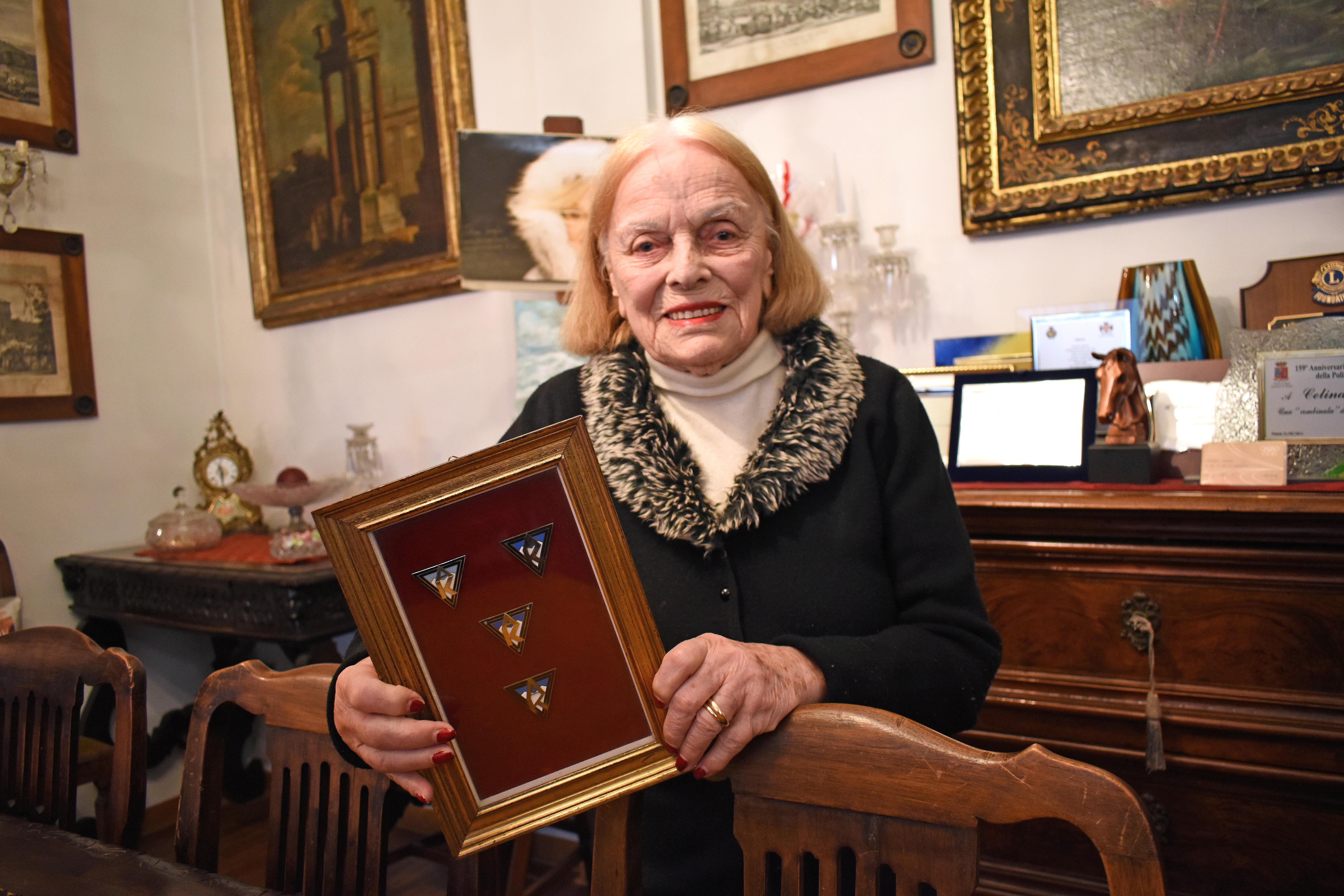 Una bella immagine di Celina nella sua casa