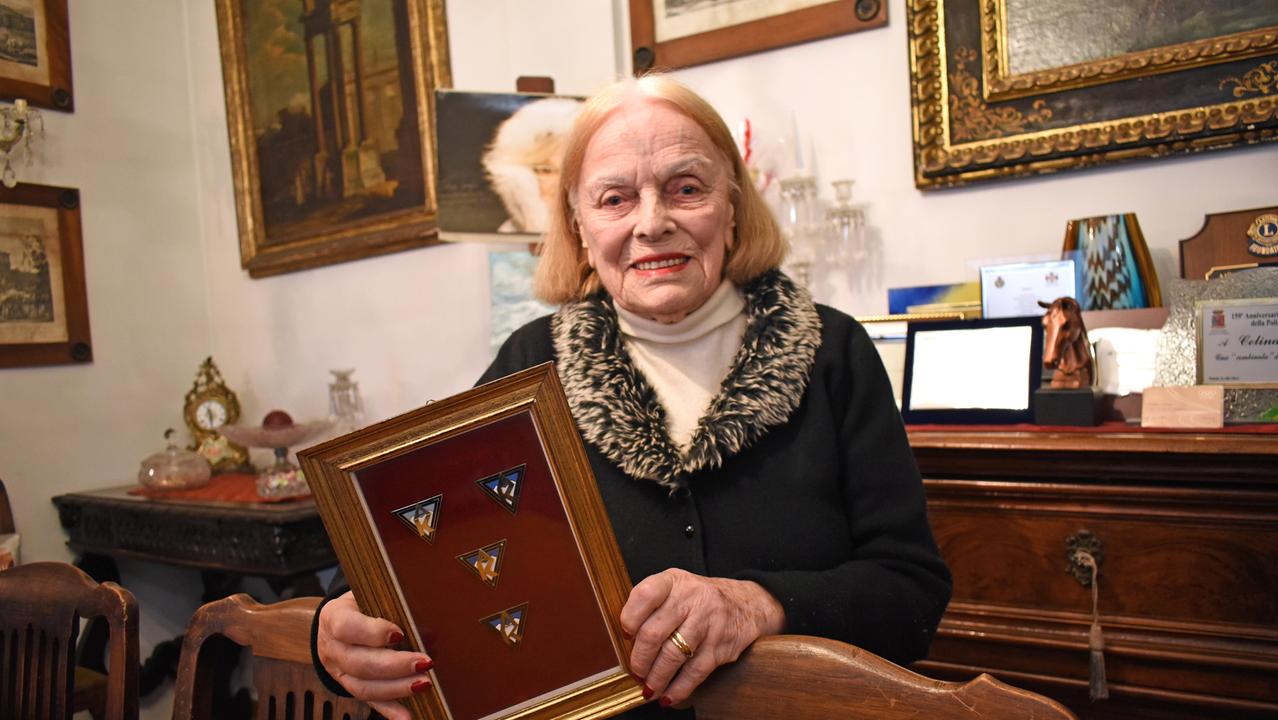 Una bella immagine di Celina nella sua casa