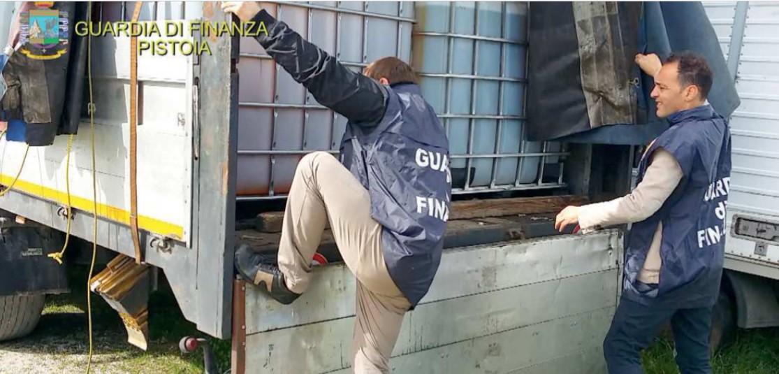 L’ispezione di alcuni contenitori di carburante eseguita dalla Guardia di finanza nel novembre 2017