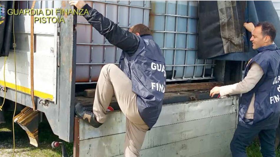 L’ispezione di alcuni contenitori di carburante eseguita dalla Guardia di finanza nel novembre 2017