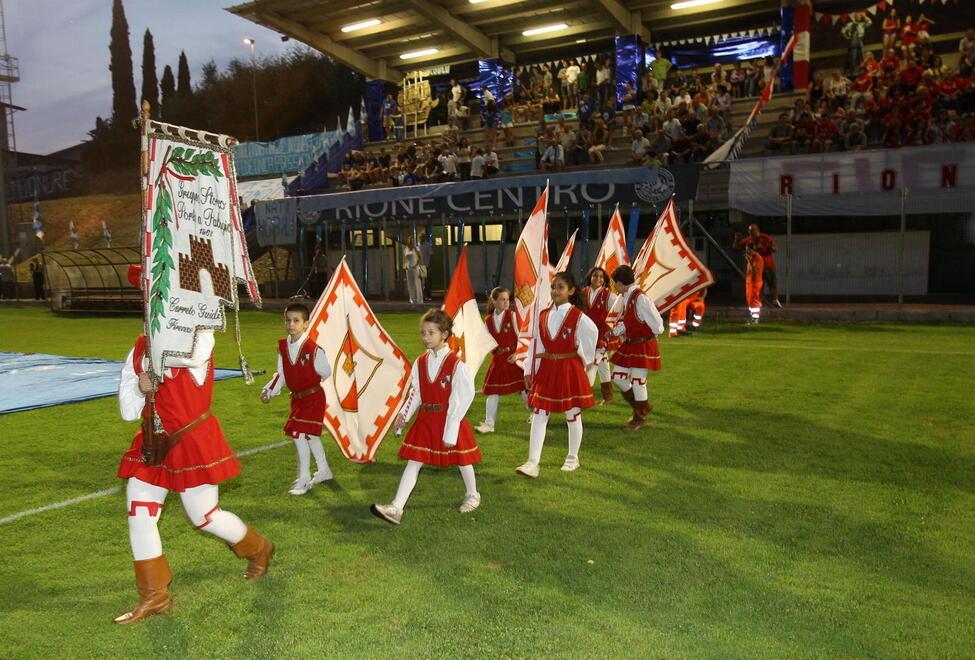 I figuranti in campo prima della finale in una passata edizione