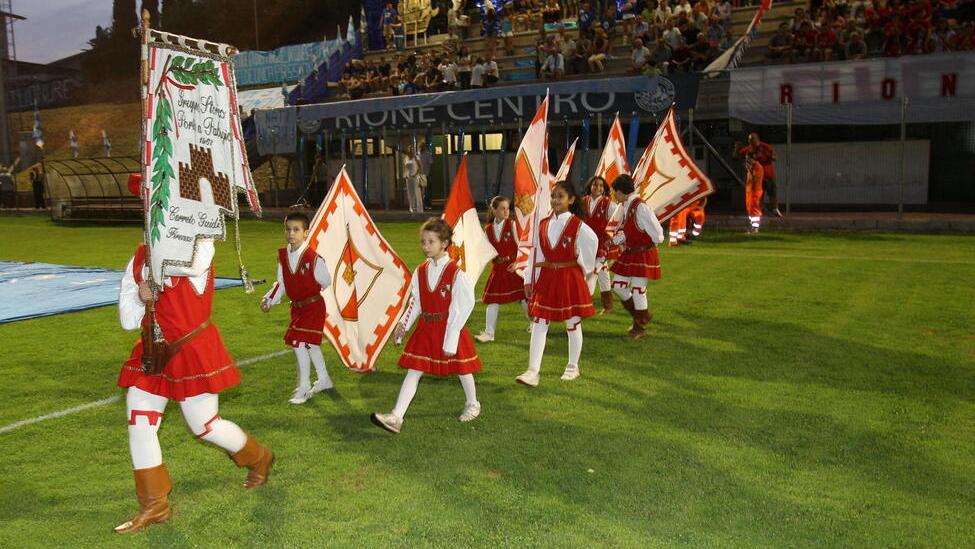 I figuranti in campo prima della finale in una passata edizione