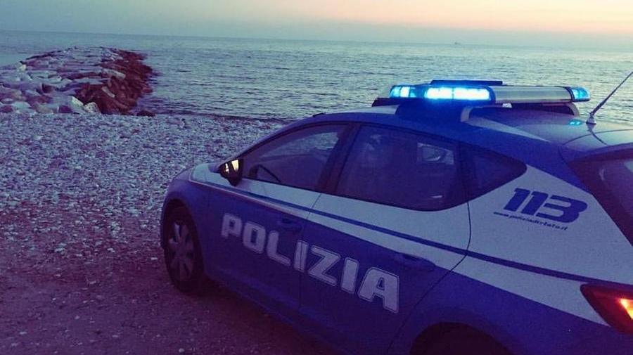 Una volante della polizia sul litorale massese
