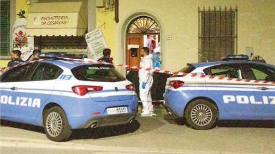 Nella foto sopra l’intervento degli agenti sul luogo del delitto