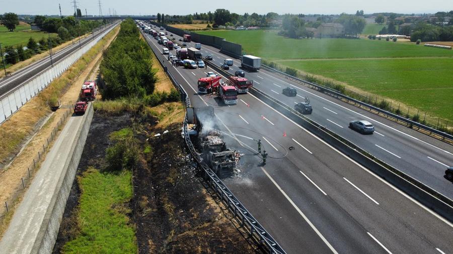 Tir va a fuoco sull’A1, lunghe code e acqua distribuita agli automobilisti