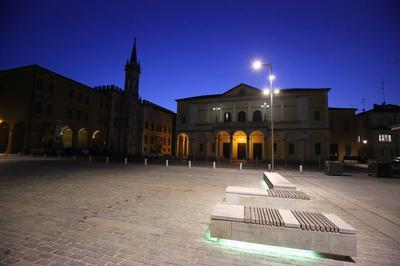 
	Uno scatto di piazza Vittoria a Reggio Emilia deserta alle ore 20 del 18 marzo del 2020



	&nbsp;


