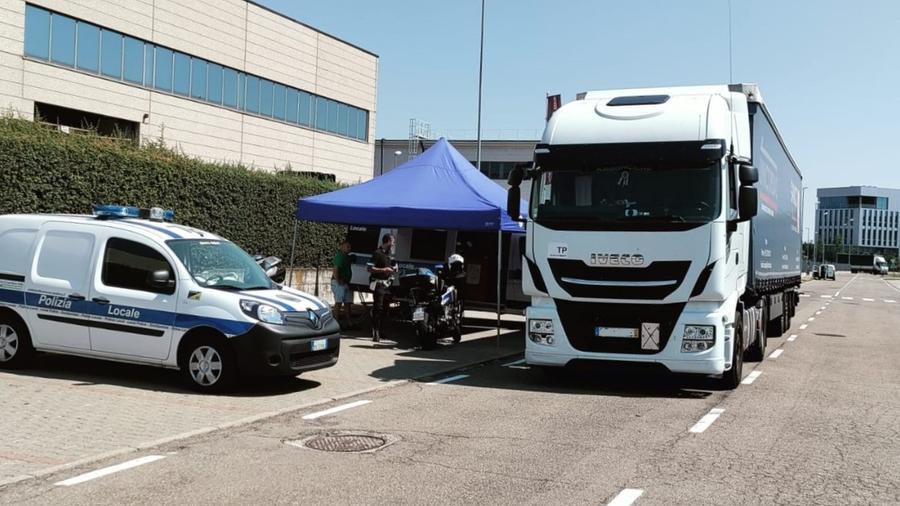 Modena, controlli su tir e camion: sanzionati in 11