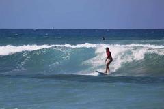 Le donne volano sulle onde: il surf rosa incanta Porto Ferro