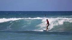 Le donne volano sulle onde: il surf rosa incanta Porto Ferro