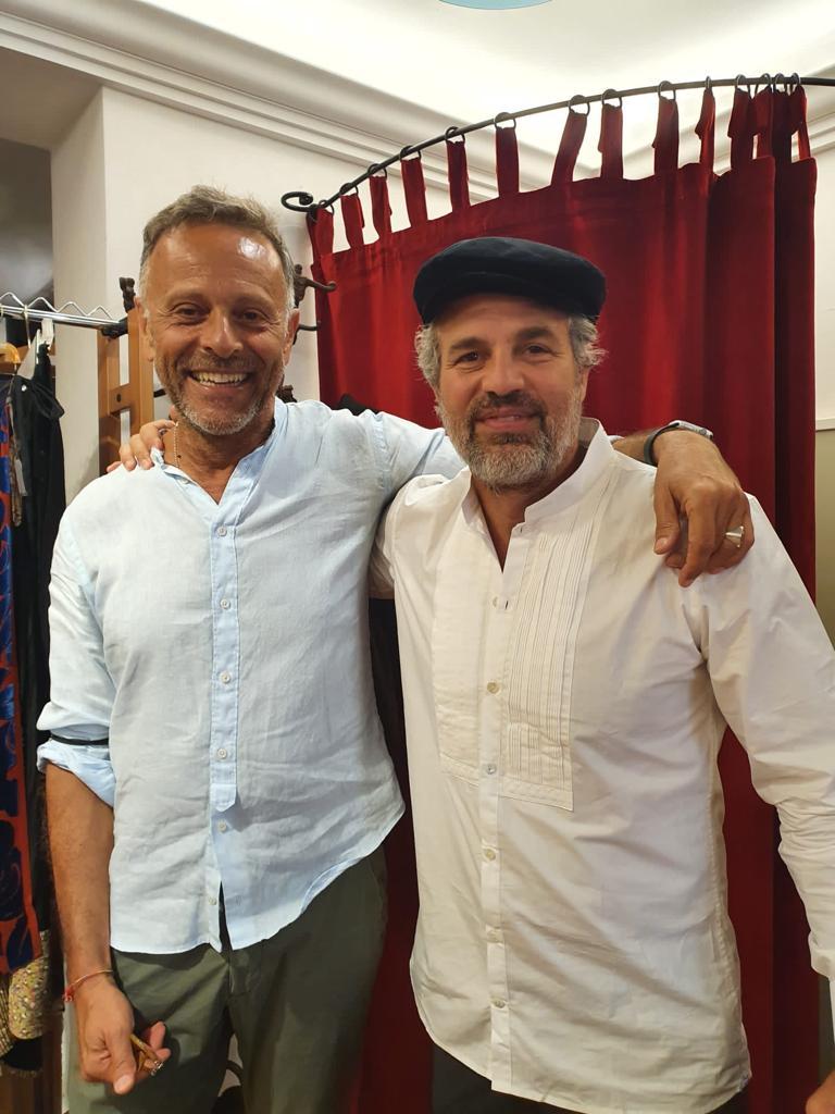 
	Rinaldo Bagella e Mark Ruffalo a Sassari nel negozio di abbigliamento sardo al Corso&nbsp;

