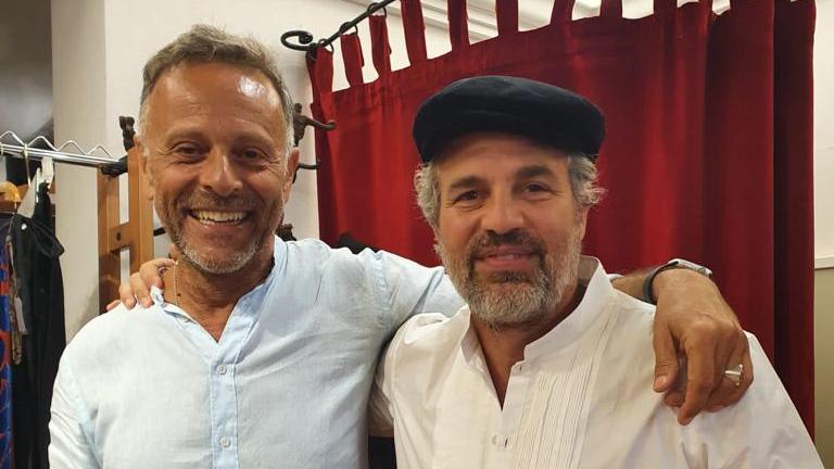
	Rinaldo Bagella e Mark Ruffalo a Sassari nel negozio di abbigliamento sardo al Corso&nbsp;

