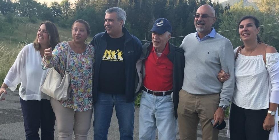 Shoaollah Majidi a lato in una foto di famiglia in mezzo ai figli: da sinistra Darya, Susan, Karim, il padre Shaoallah, Bijan e Mariam