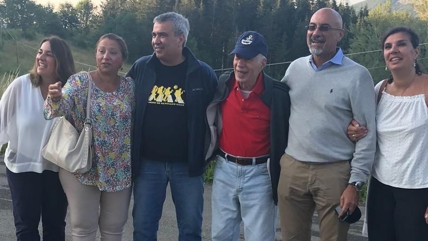 Shoaollah Majidi a lato in una foto di famiglia in mezzo ai figli: da sinistra Darya, Susan, Karim, il padre Shaoallah, Bijan e Mariam