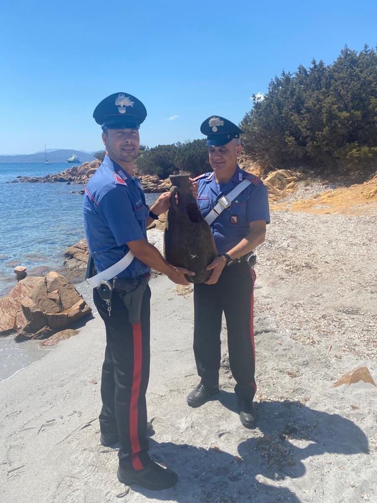 Anfora antica semi sepolta nella spiaggia di San Teodoro: la piccola scoperta di un carabiniere in vacanza